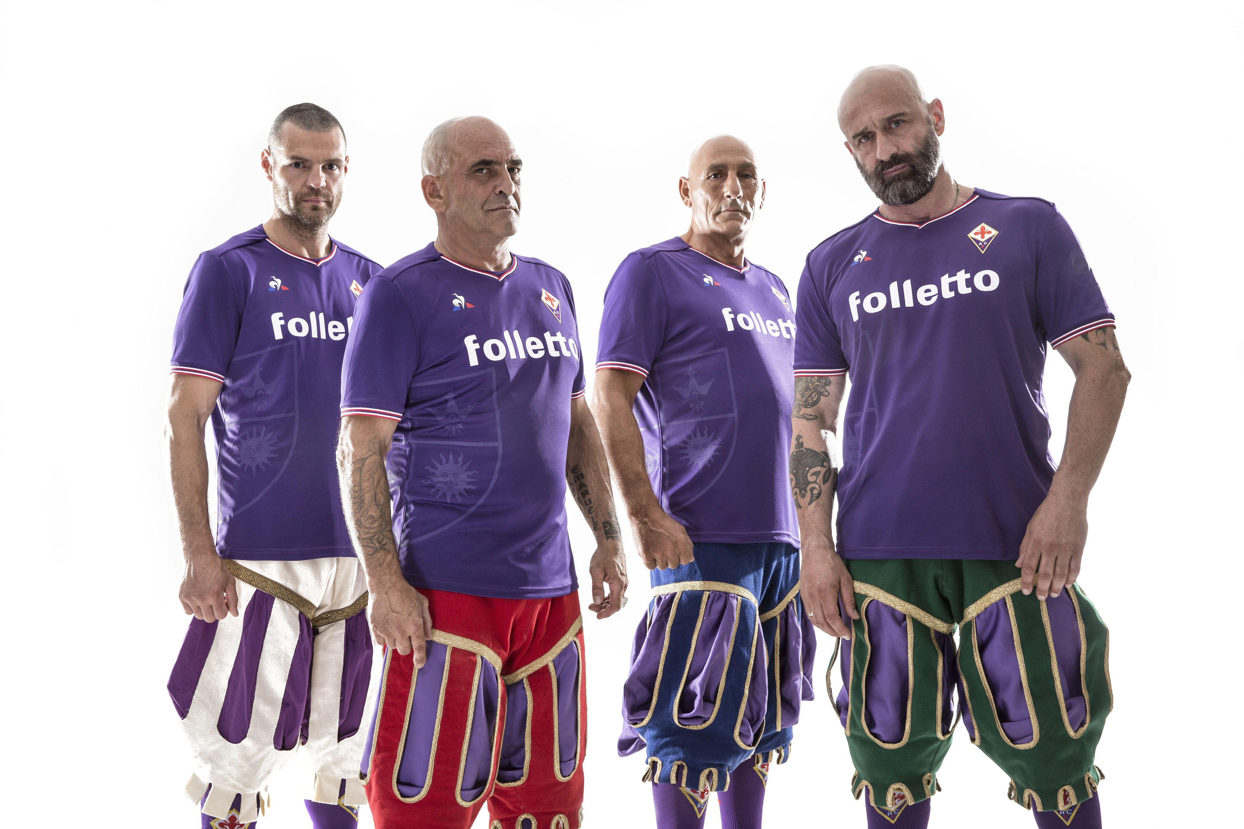 I quattro capitani del calcio storico fiorentino con la maglia viola