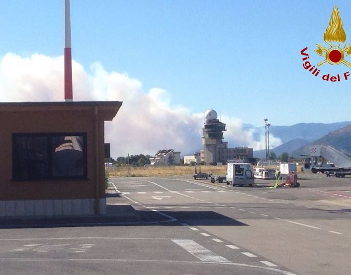 L'incendio a Montale visto dall'aeroporto di Peretola