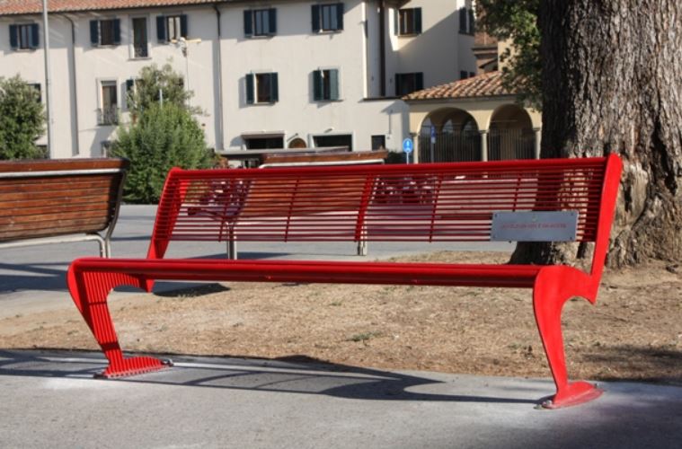 Panchina rossa in Piazza della Vittoria a Empoli