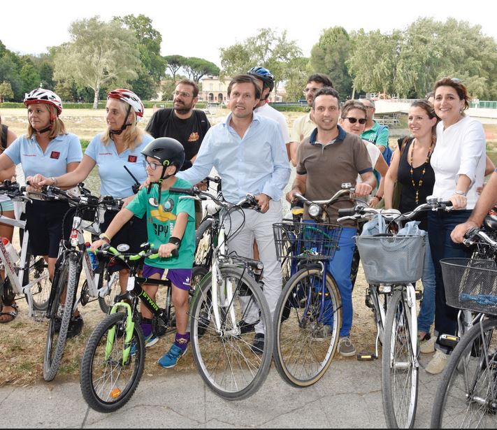 Il Sindaco Dario Nardella e l'assessore Alessia Bettini fanno un Sopralluogo in bicicletta alla nuova pista ciclabile lungo la riva sinistra dell'Arno e inaugurazione del nuovo tratto all'Argingrosso