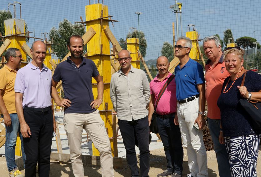 L'assessore Vannucci con il presidente del quartiere 3 Esposito visitano il cantiere del nuovo campo sportivo a Firenze sud Anconella 