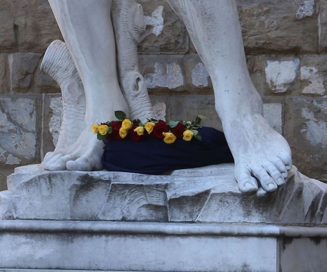 Rose gialle e rosse ai piedi del David dacvanti a Palazzo Vecchio