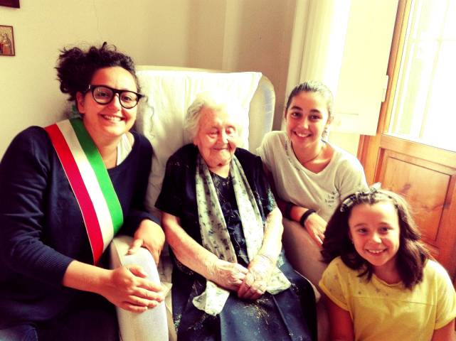 la Sig.ra Paradisa con le nipotine Matilde e Martina assieme al Vicesindaco 
