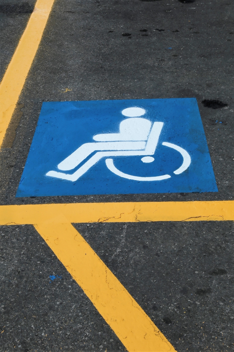 Parcheggio invalidi (foto Antonello Serino - Met)