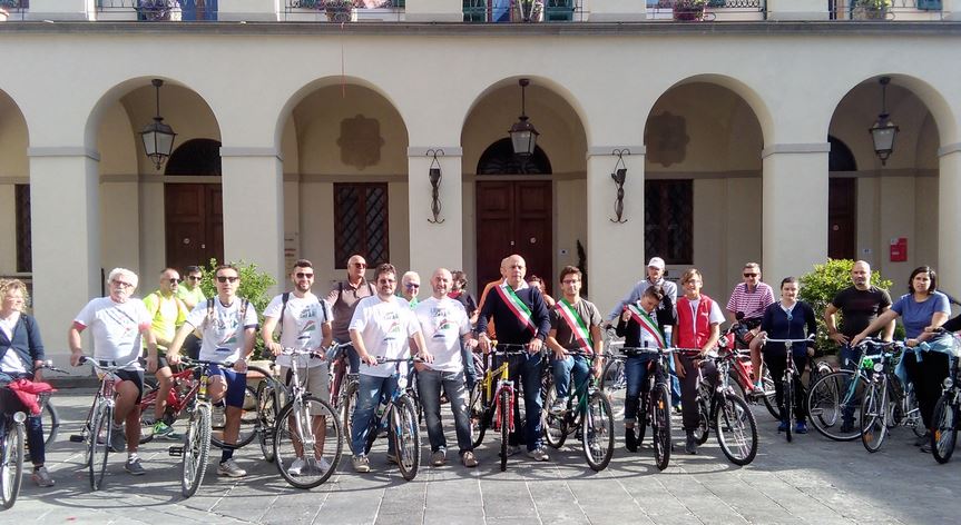 Foto di gruppo per i partecipanti a 'Liberi di pedalare' 2017