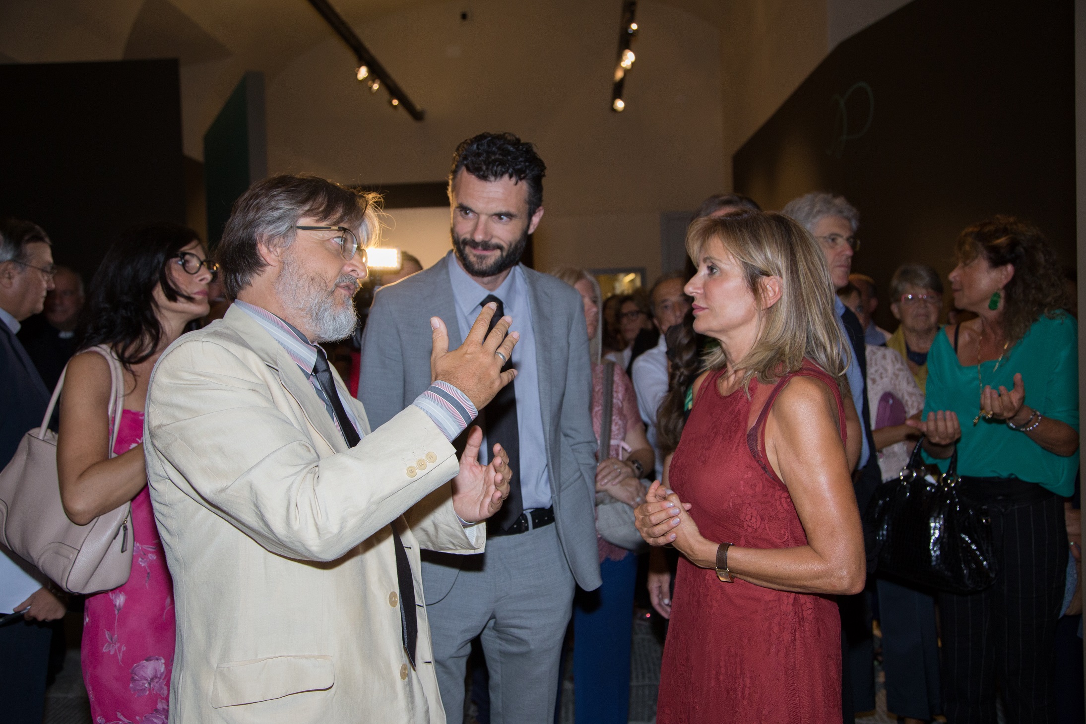 Andrea De Marchi insieme al sindaco Matteo Biffoni e la prefetto Rosalba Scialla durante l'inaugurazione della mostra Legati da una Cintola