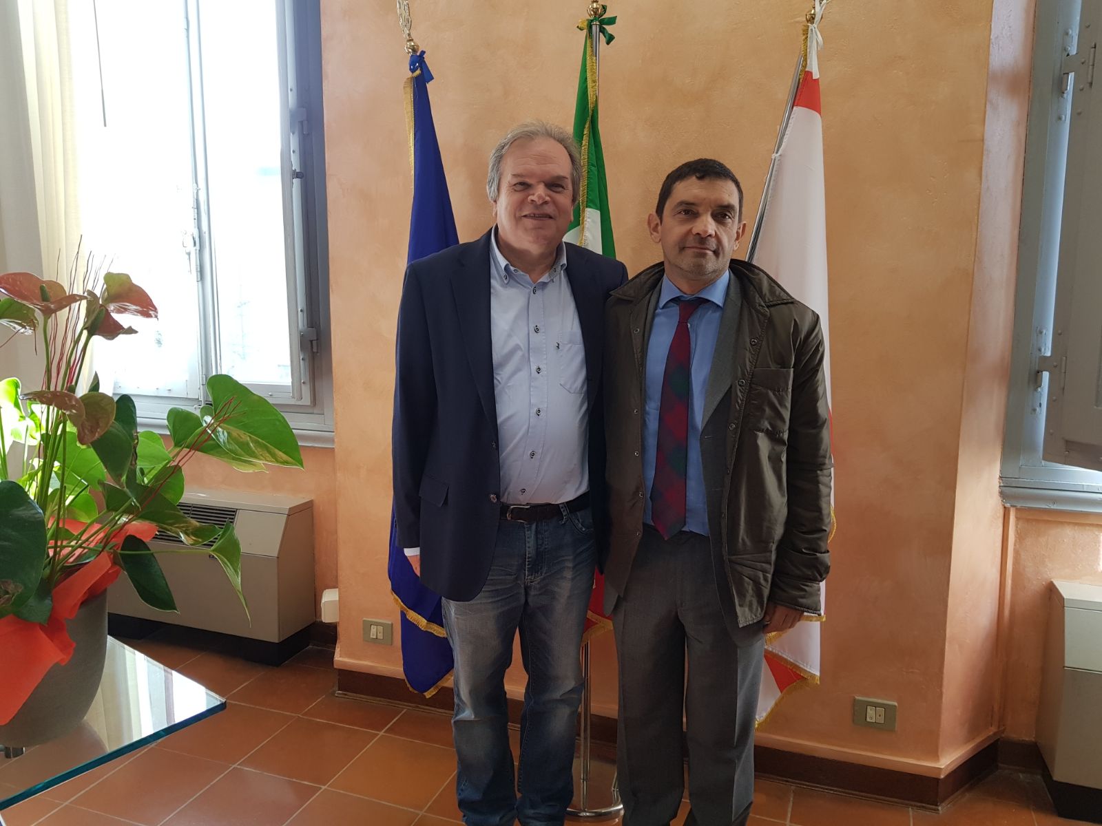 da sinistra, il sindaco Lorenzini e il nuovo comandante dei Vigili del Fuoco, Francesco Materazzi