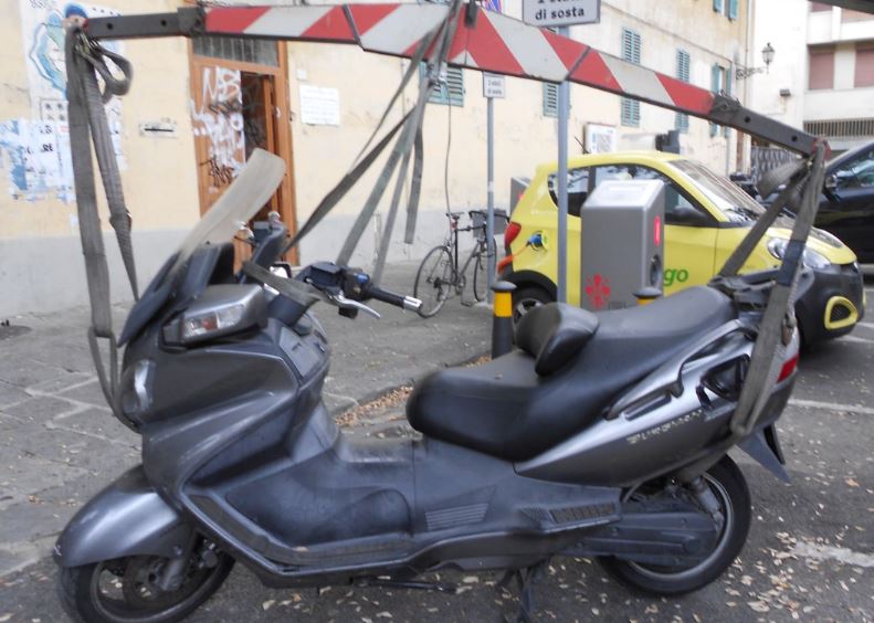 Rimozione di un motoveicolo parcheggiato negli spazi riservati ai mezzi elettrici