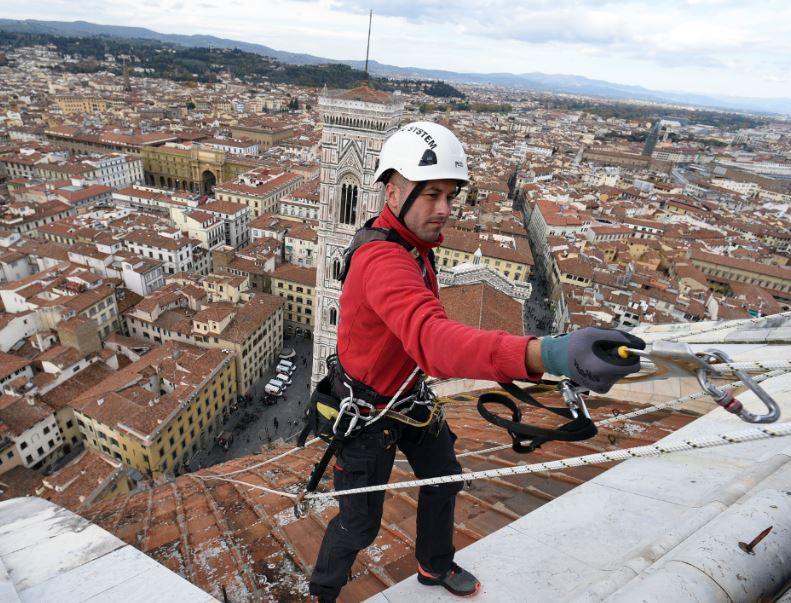 Alpinista impegnato nella manutenzione della Cupola del Duomo