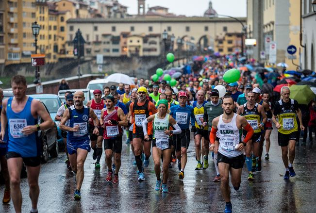 Firenze Marathon 2017, passaggio sul Lungarno sotto la pioggia