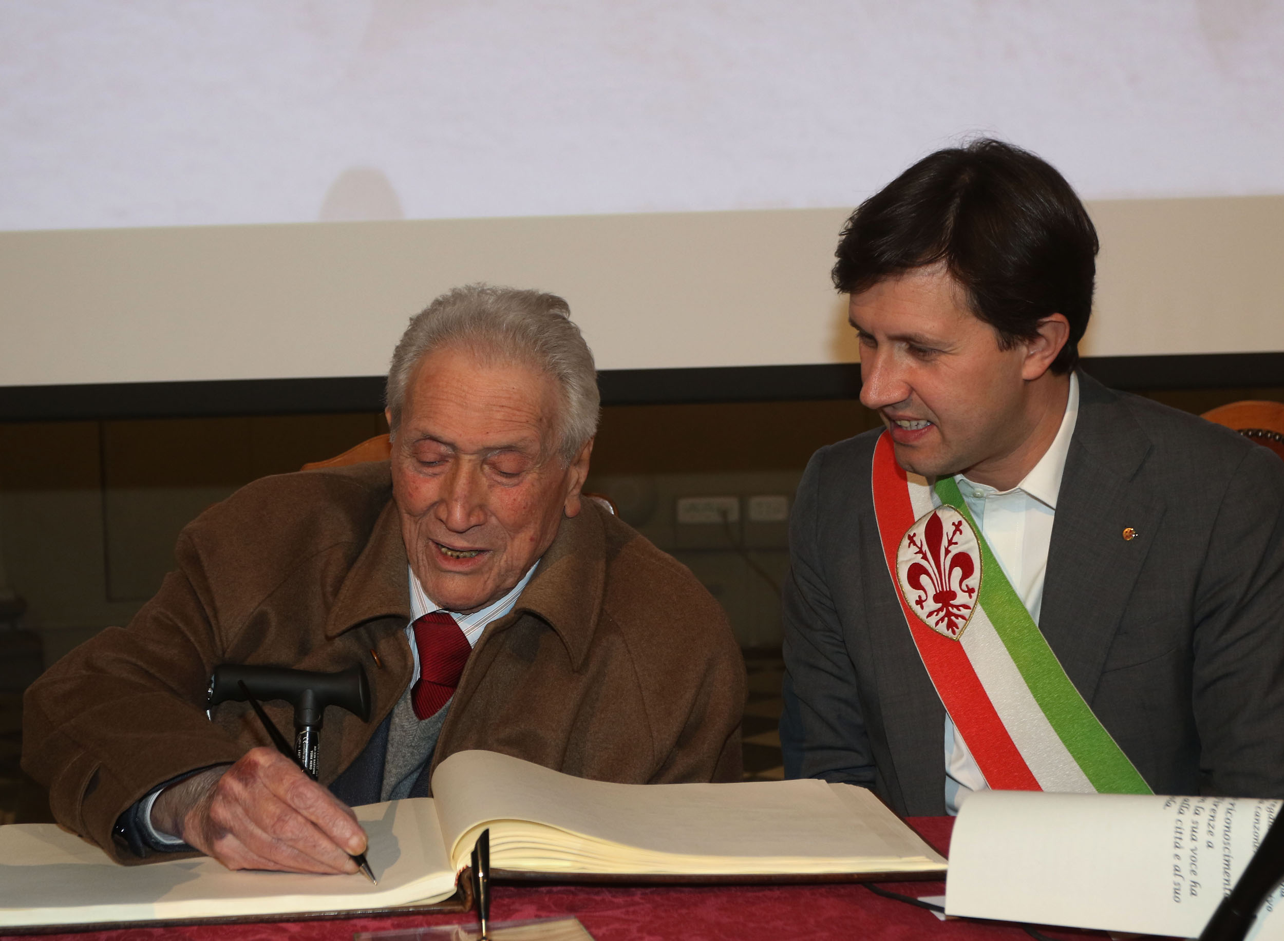 Il Sindaco conferisce il Fiorino d'Oro a Narciso Parigi
