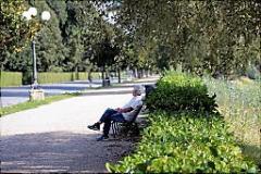 Anziana in un parco (foto Antonello Serino Met)