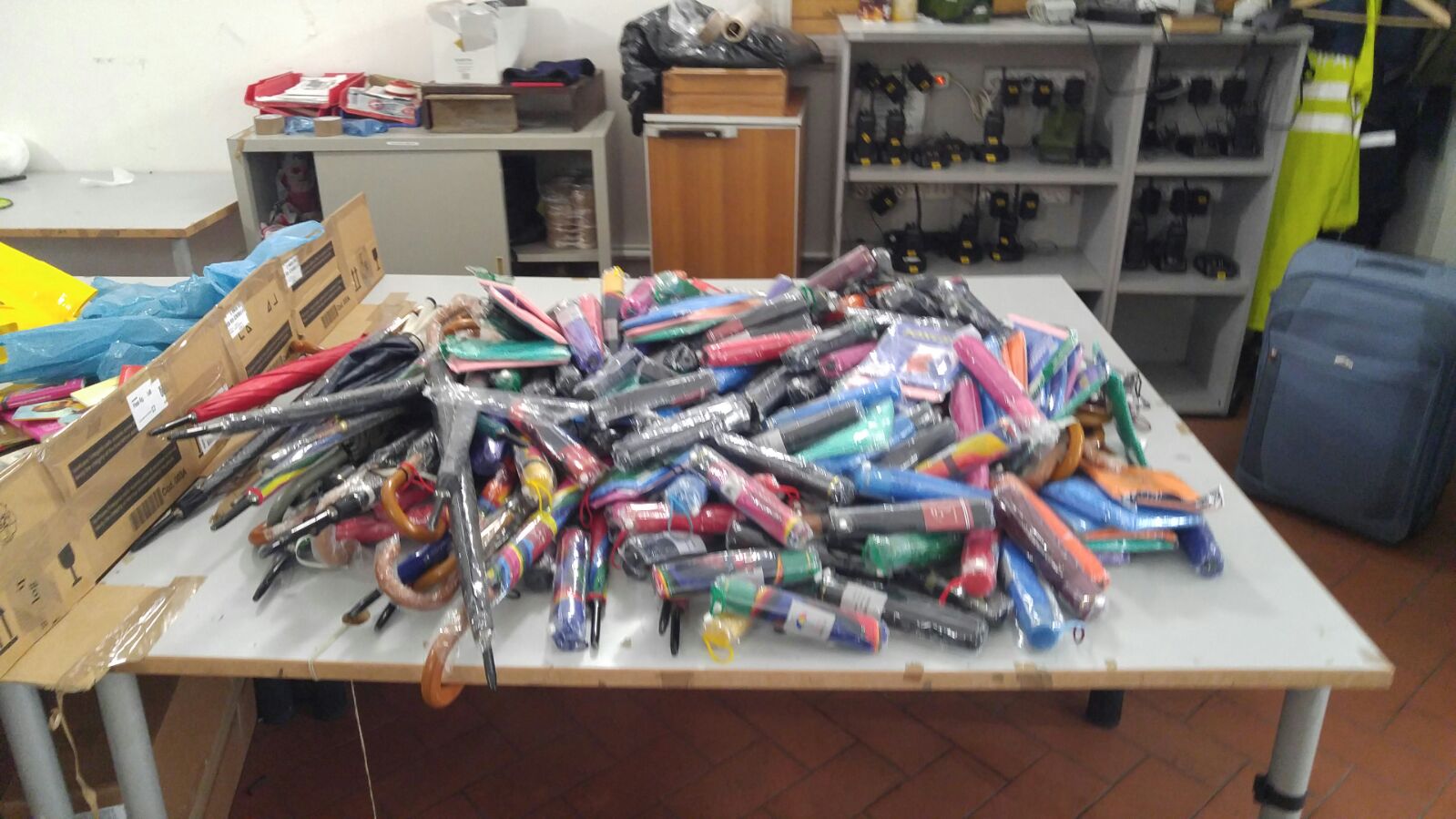 ombrelli sequestrati (Fonte foto comune di Firenze) 