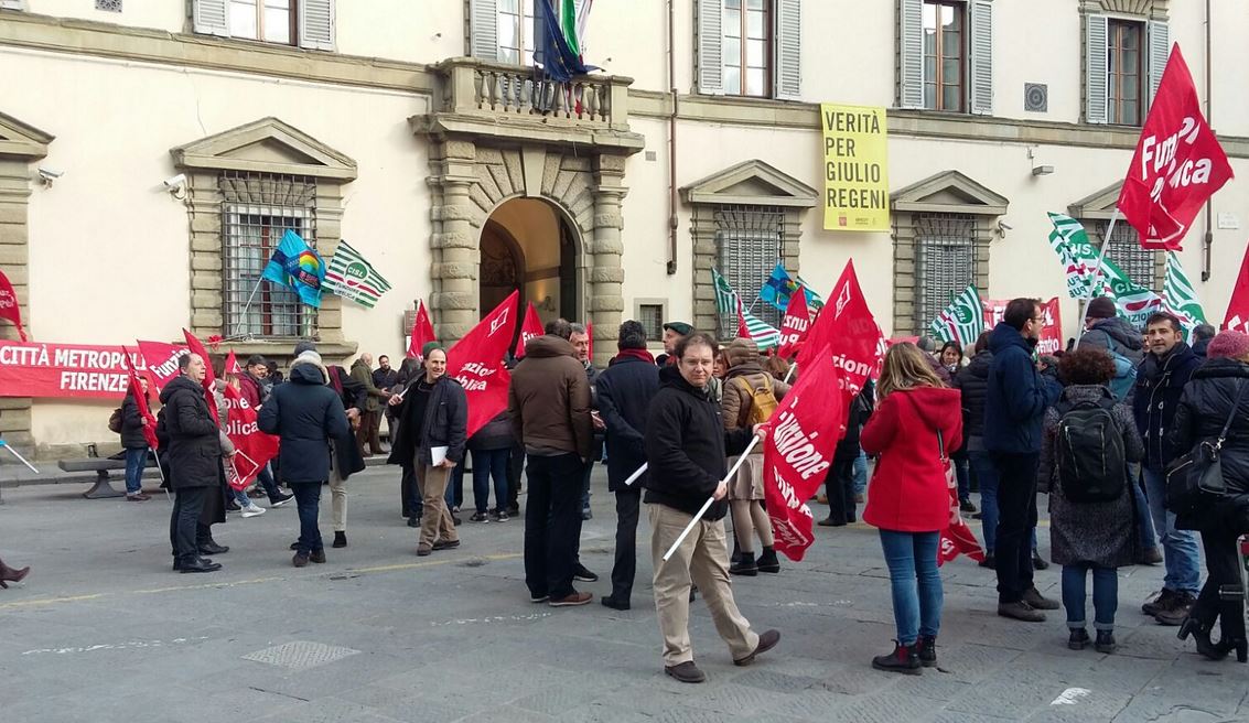 Manifestazione davanti alla sede della Regione Toscana  (foto Marco Zatini)