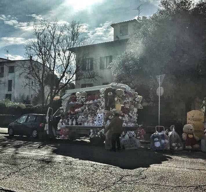 Vendita di peluche su di un furgone in un’area vietata - Fonte Comune di Firenze