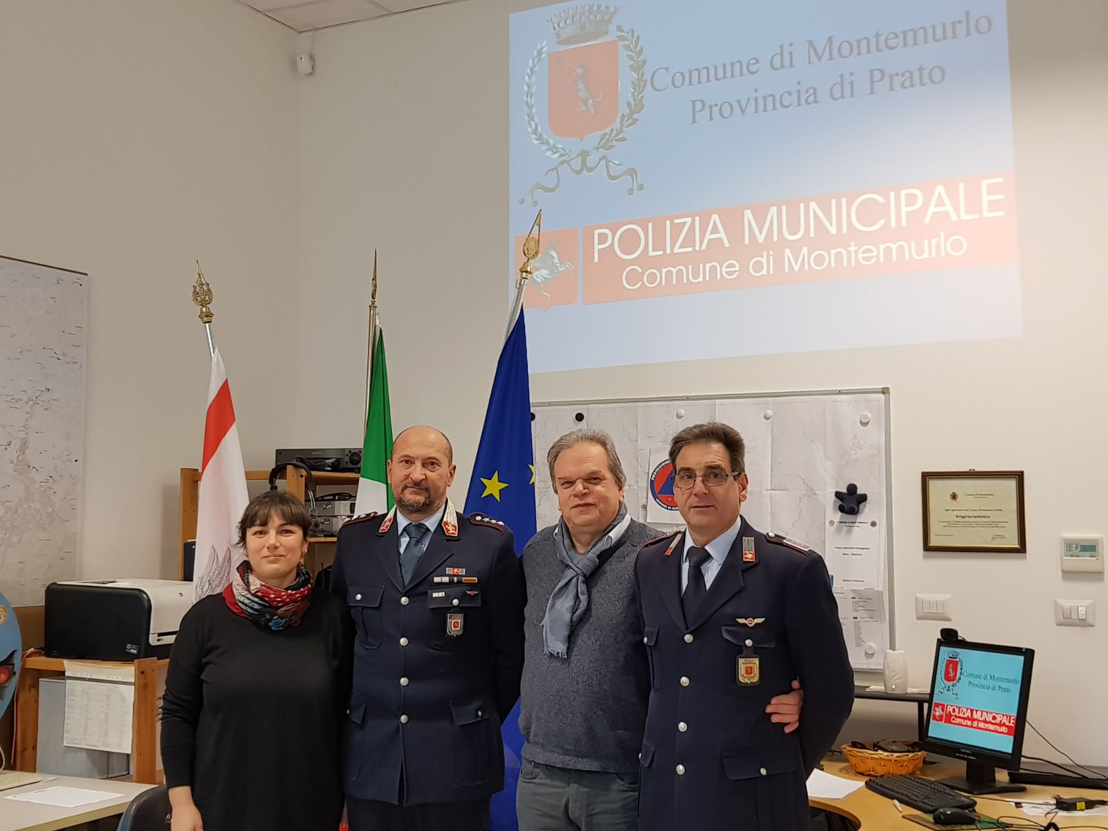  da sinistra l'assessore, il comandate della Polizia Municipale, Gioni Biagioni, il sindaco e l'agente Marco Capocchi
