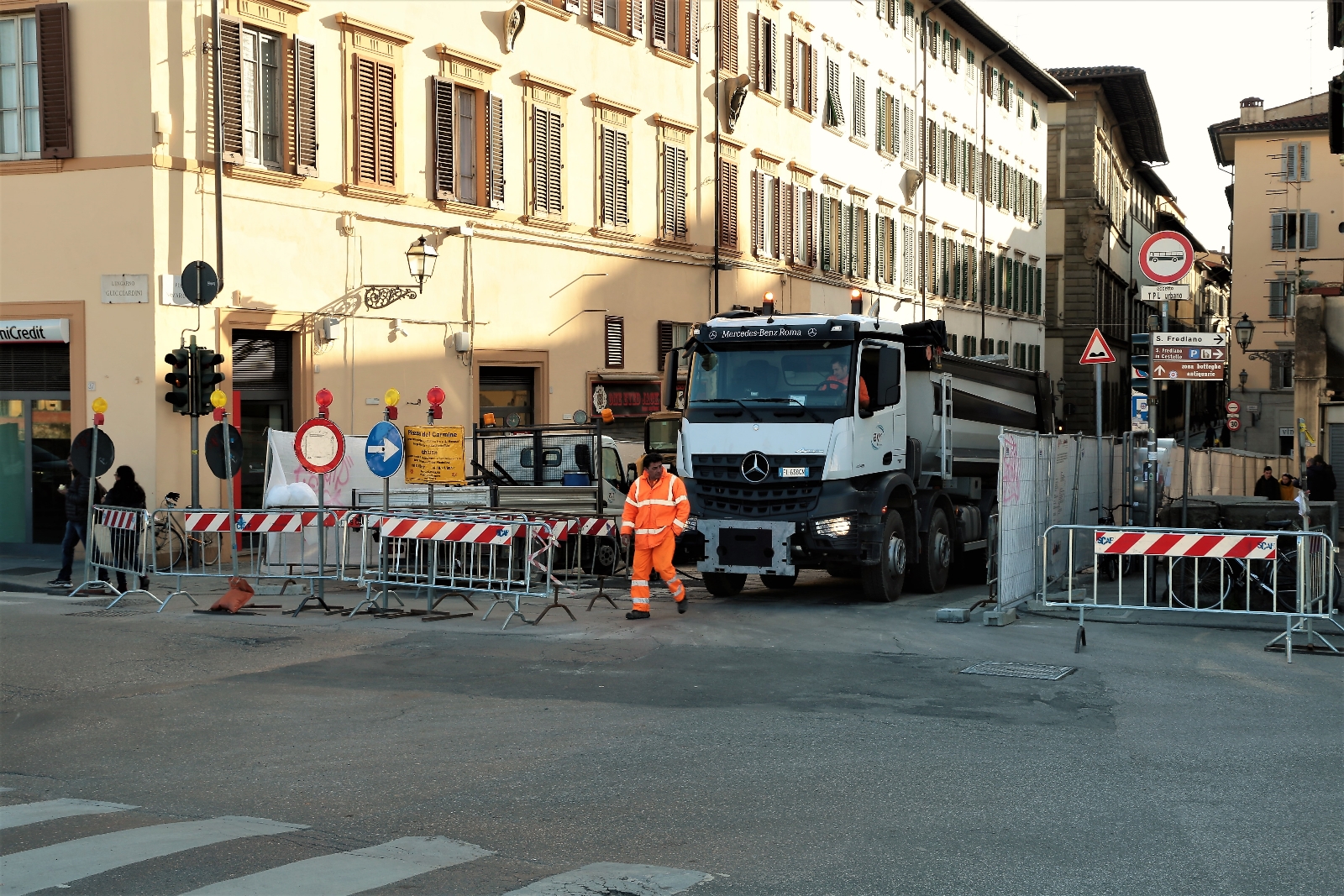 Piazza Nazario Sauro, proseguono i lavori di risanamento urgente della pavimentazione (foto Antonello Serino - Redazione di Met)