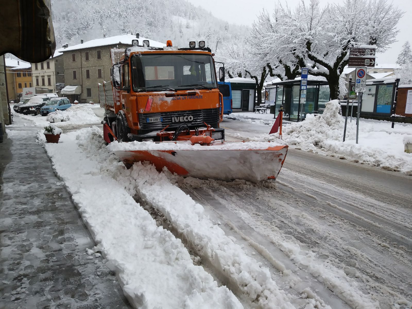 Gli operatori della Protezione civile e della Viabilit della Citt Metropolitana di Firenze in azione per liberare le strade dalla neve