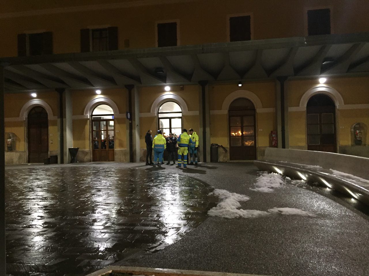 Operatori della Protezione civile e volontari della Misericordia ieri sera alla stazione di Empoli