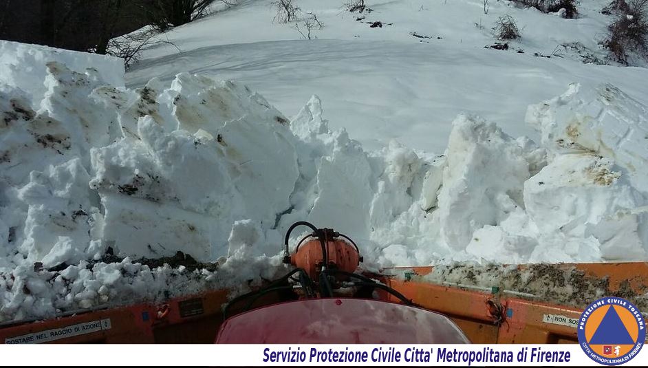 Il muro di neve davanti ai mezzi della protezione civile