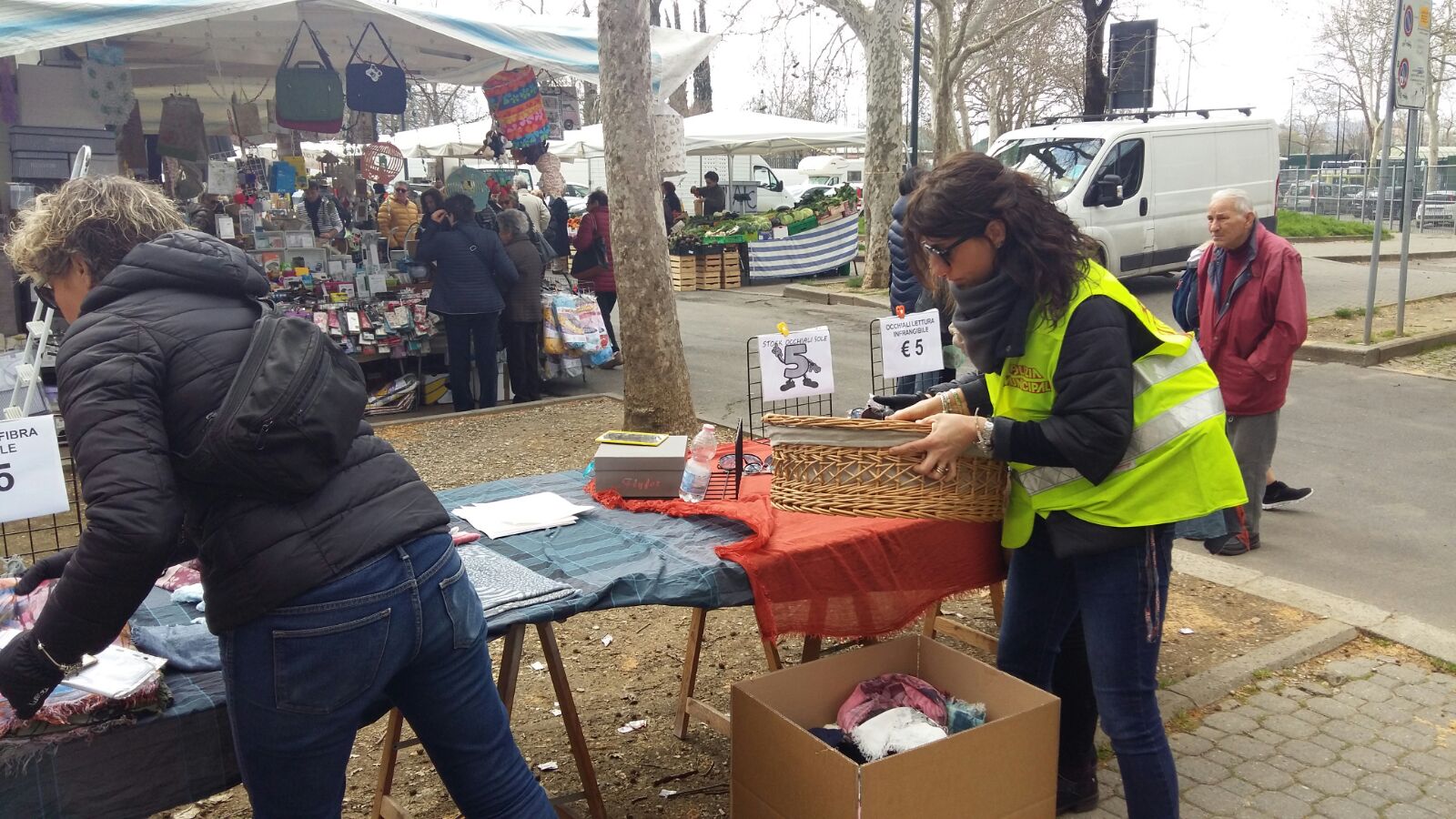 Controlli al mercato di viale Fanti, quattro ambulanti abusivi multati (Fonte foto comune di Firenze) 