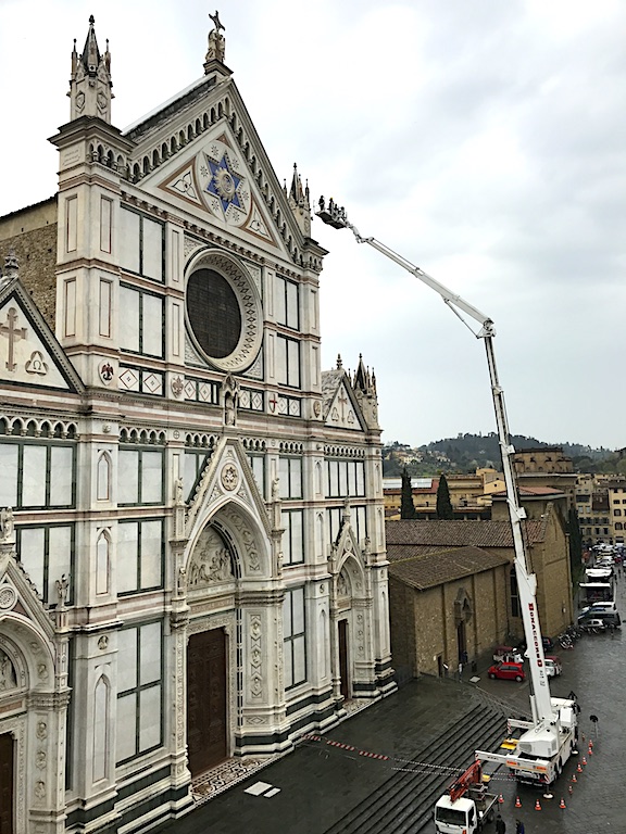 Santa Croce, controllo periodico della facciata (fonte foto Opera Santa Croce) 