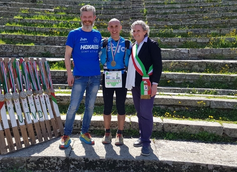 Il sindaco di Fiesole Anna Ravoni con vincitori della Ultra -Trail Via degli Dei