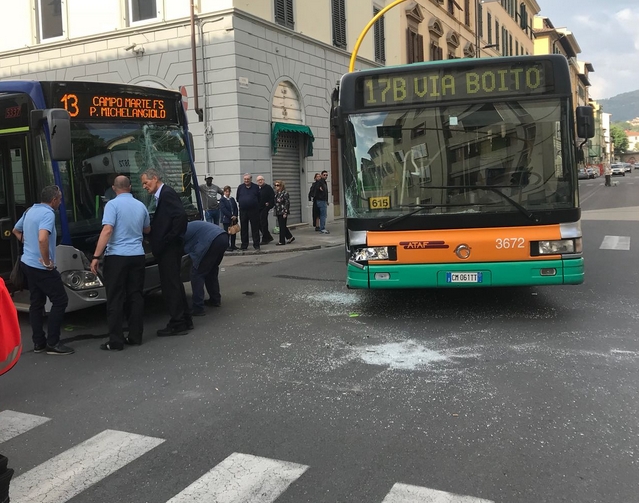 Incidente fra due bus in via Fra Bartolomeo