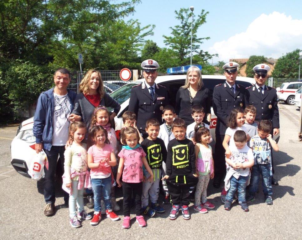 I bambini della scuola dell'infanzia Margherita hanno visitato il comando della Polizia Municipale 