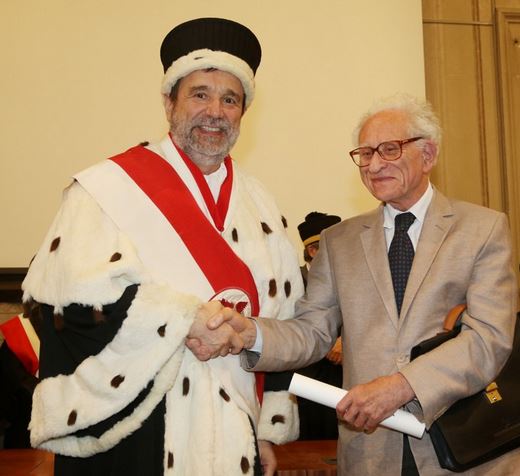 Il rettore Luigi Dei (a sinistra) consegna il titolo a Charles Malamoud
