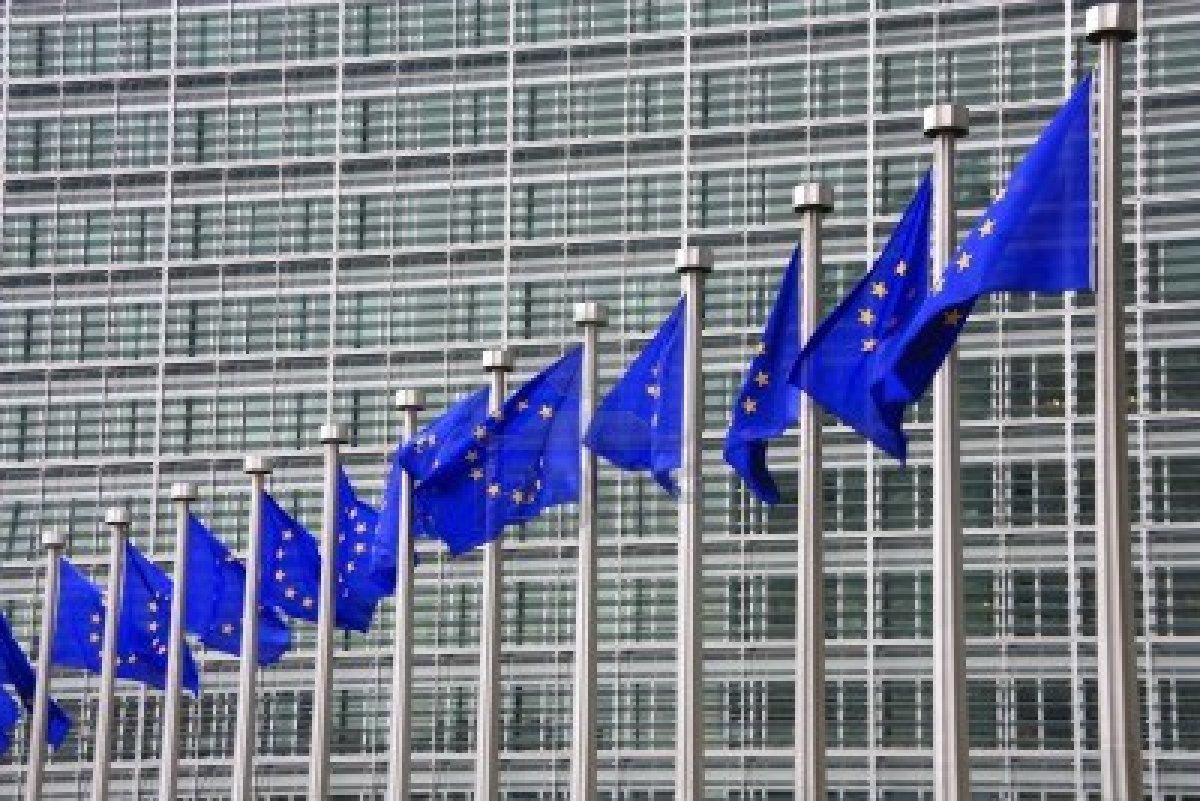 5582658-unione-europea-bandiere-sullo-sfondo-palazzo-berlaymont-a-bruxelles-in-belgio-sede-della-commissioni ph comunicato 