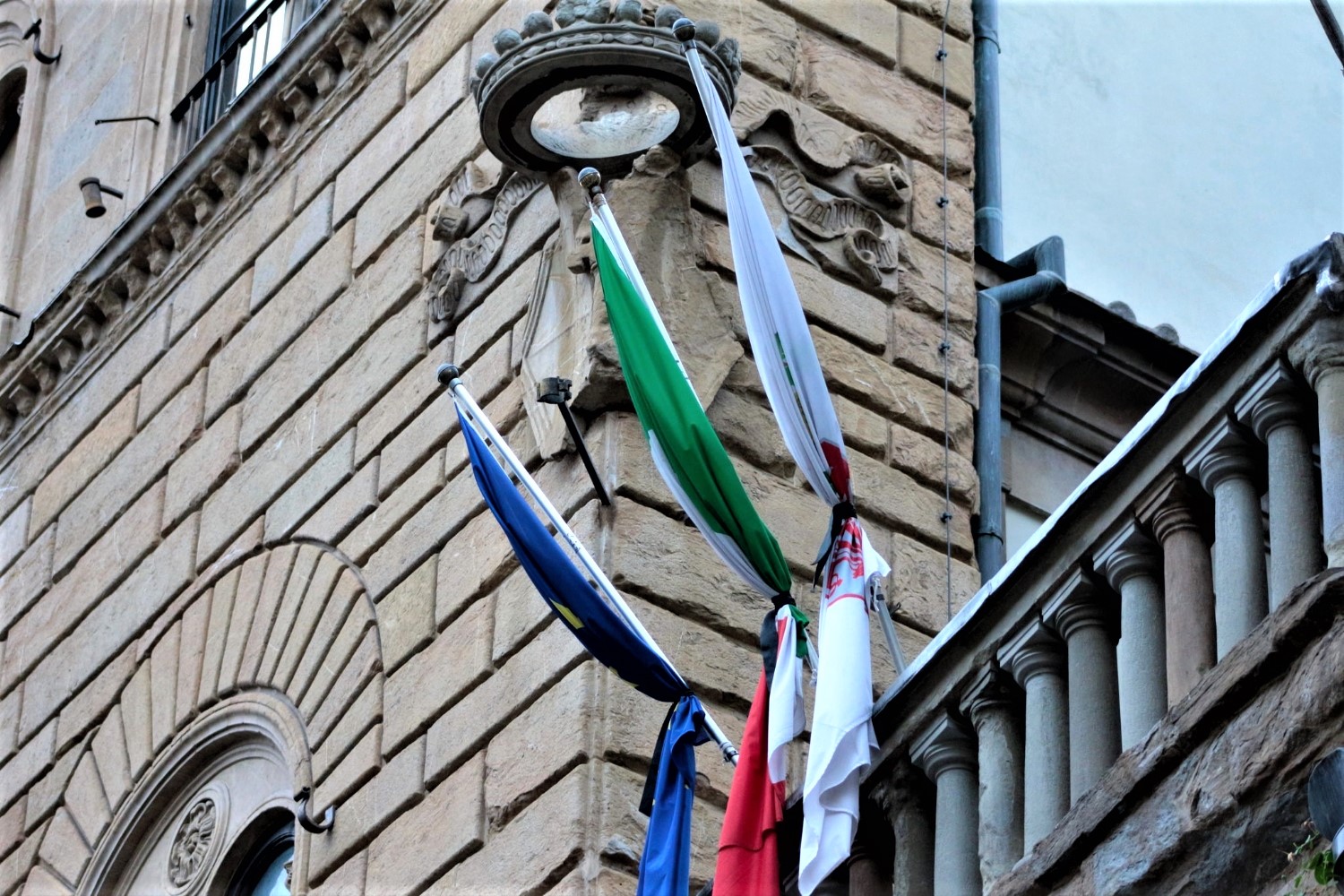 Bandiera a mezz'asta (foto di Antonello Serino, Ufficio Stampa-Redazione di Met)