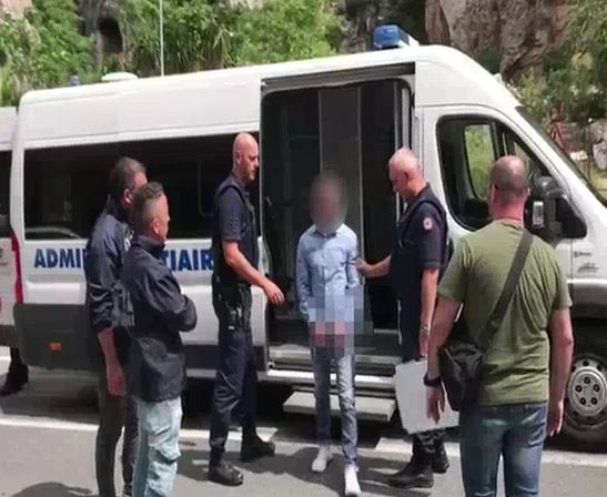 La consegna del ricercato a Ventimiglia