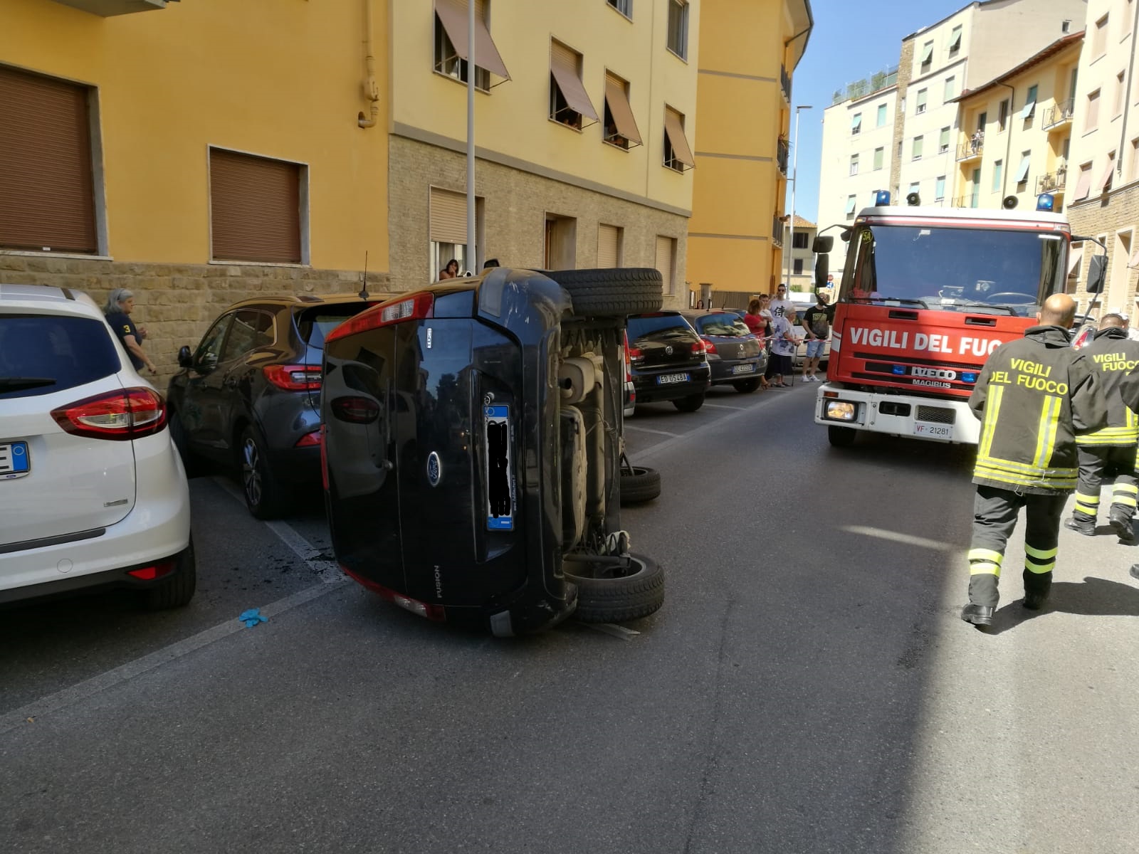 auto sbanda e si ribalta, feriti conducente e passeggero (Fonte foto comune di Firenze) 