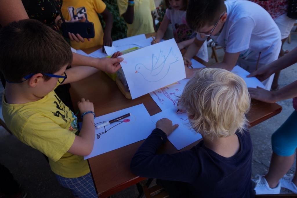 Bambini disegnano la colomba della pace