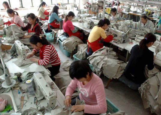Lavoratrici cinesi al lavoro (fonte foto sito Regione)