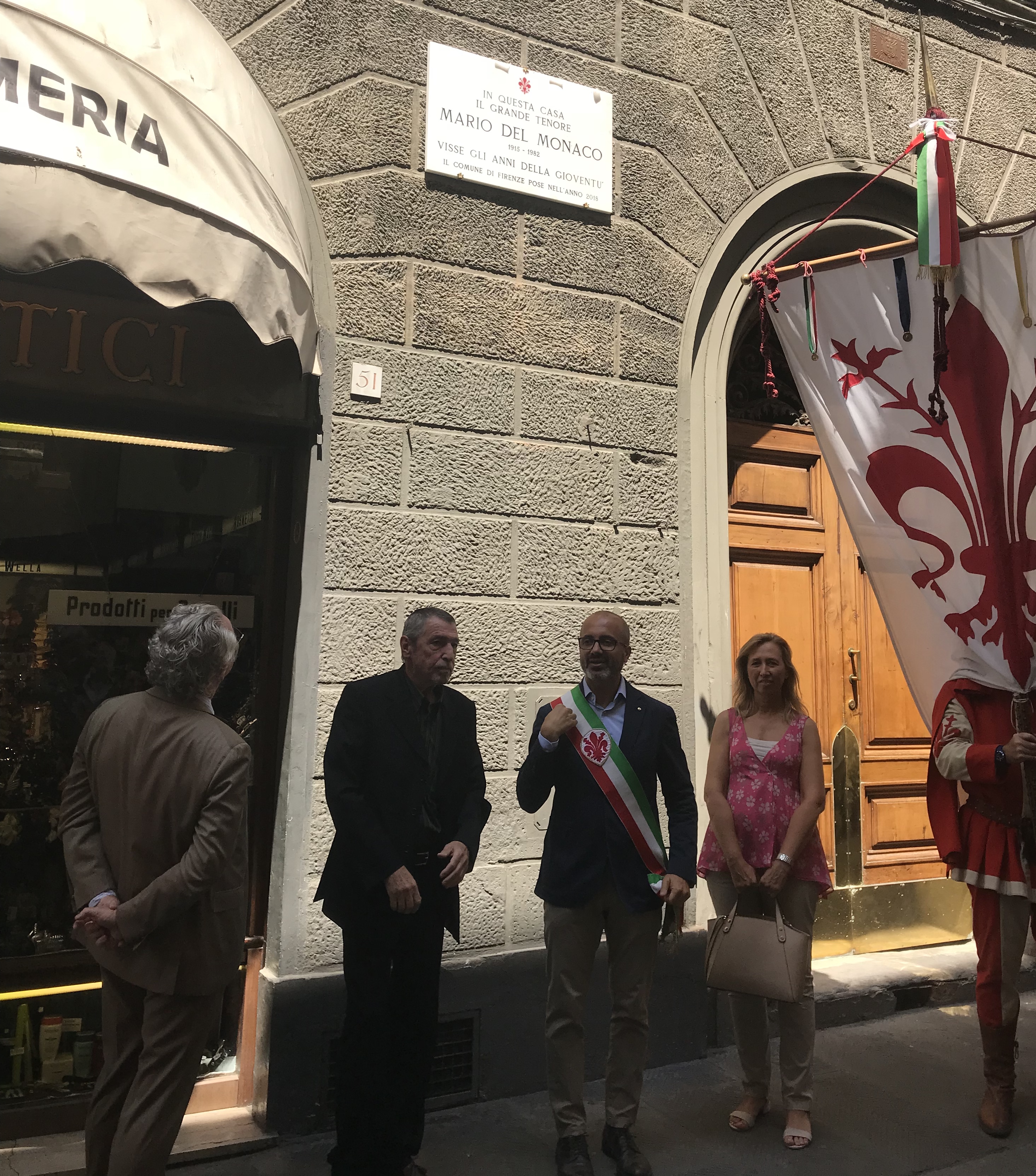 Targa in ricordo di Mario del Monaco in via Ricasoli a Firenze