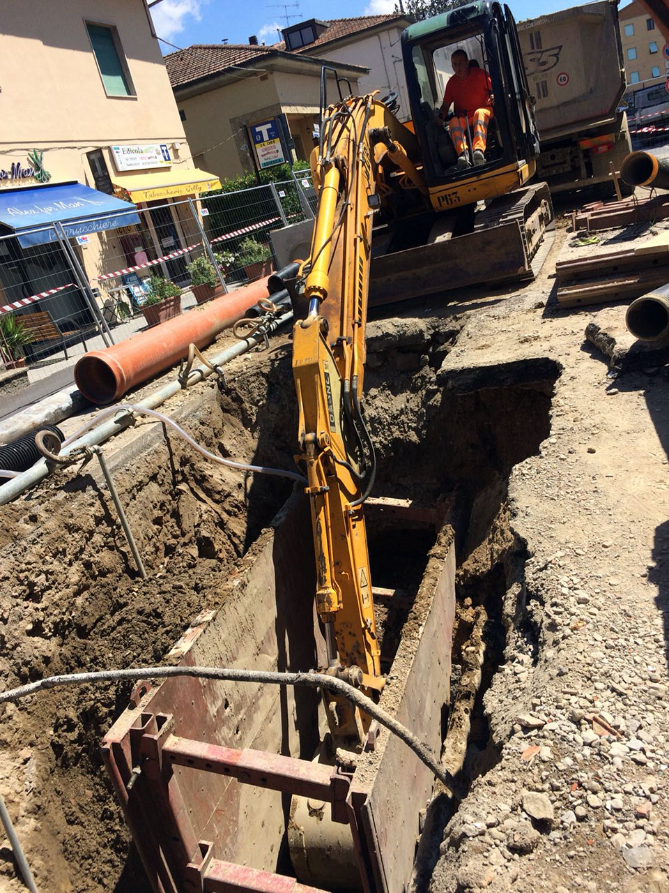Via del Molino, Certaldo: proseguono regolarmente i lavori alla fognatura, superati i problemi di allagamento dello scavo