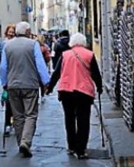 Anziani in città (foto Antonello Serino Redazione di Met)