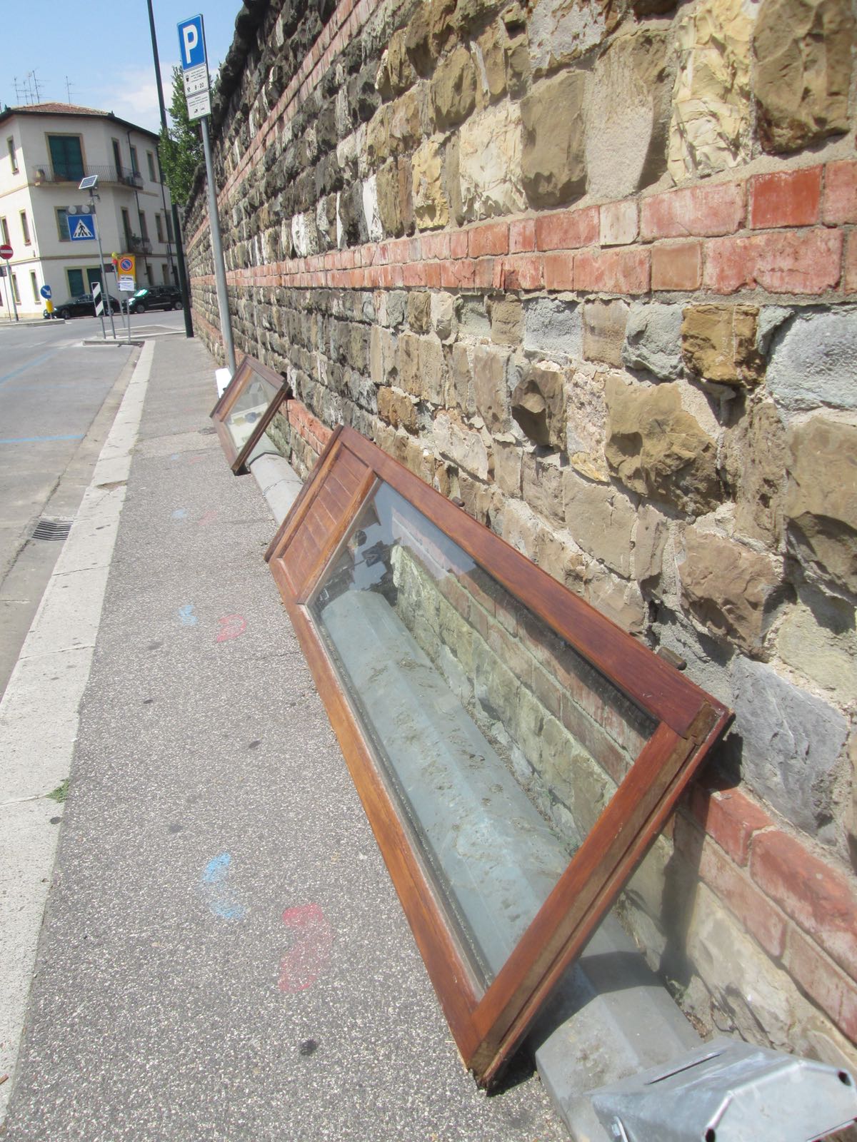Abbandonano due portefinestre in strada