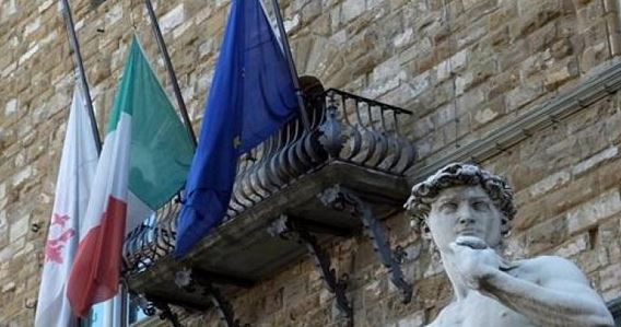 Bandiere a mezz'asta su Palazzo Vecchio