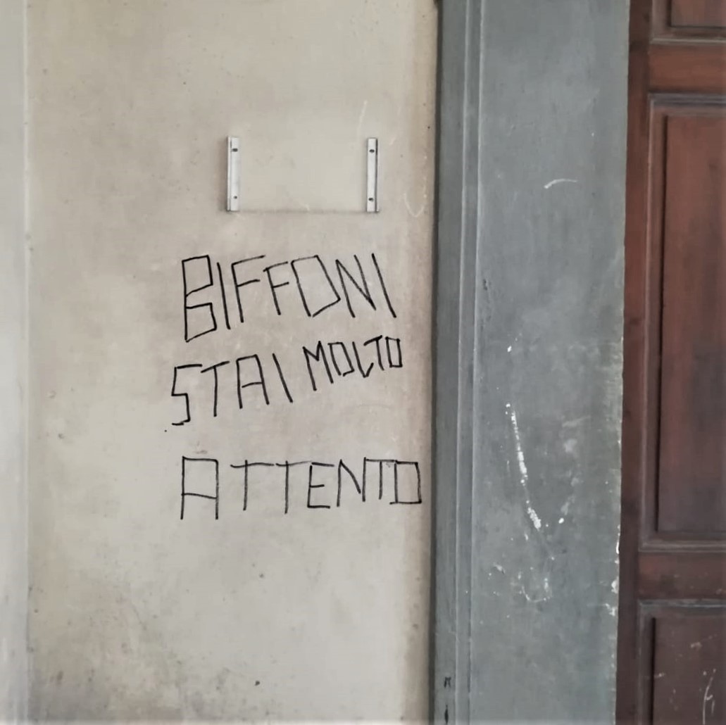 Scritte minatorie contro il sindaco Biffoni sulla facciata del Palazzo Comunale 