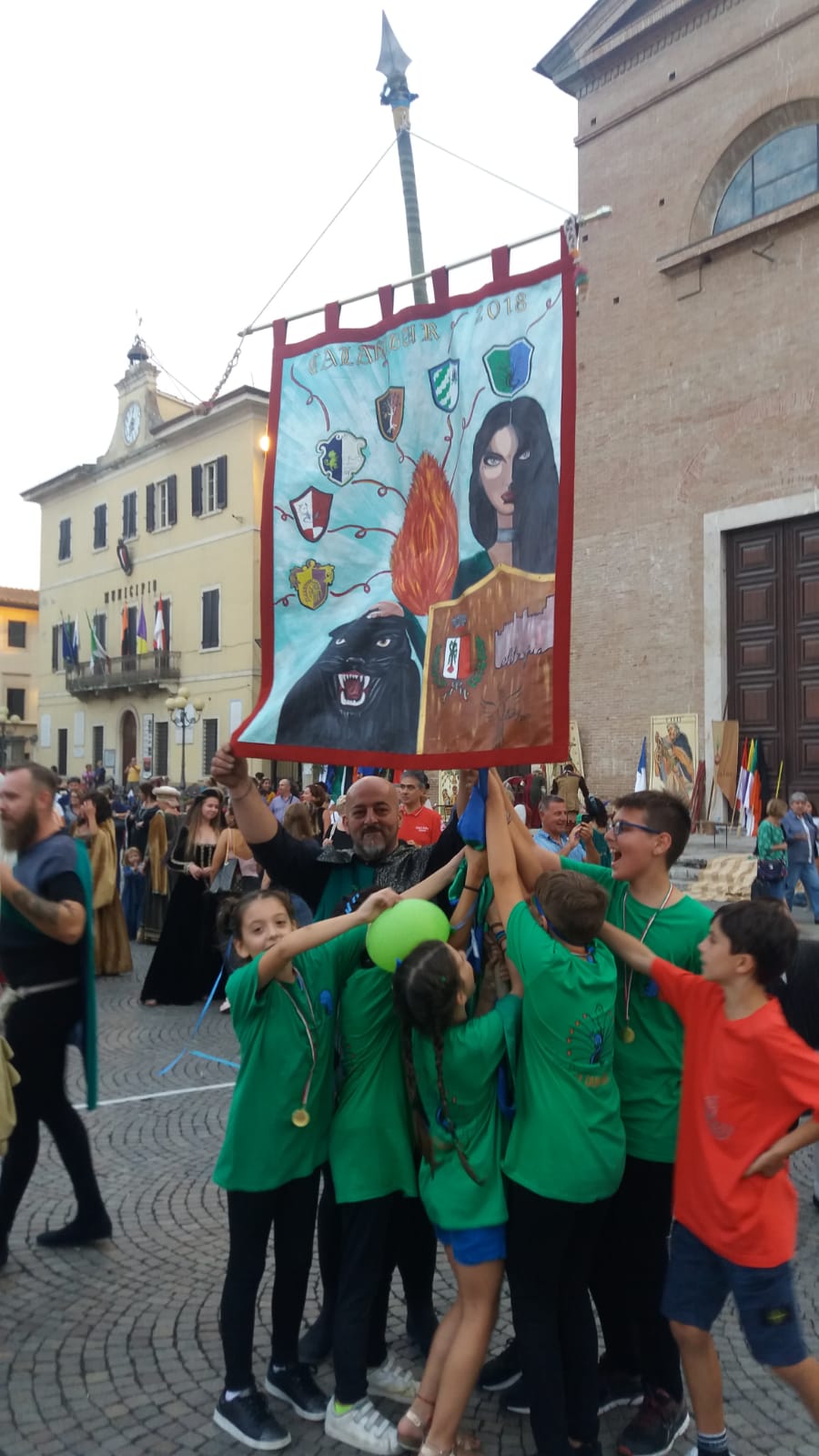I bambini di Canonica issano il cencio appena vinto - foto di Paolo Gatti