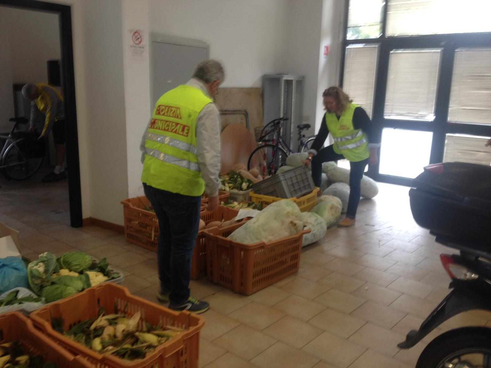 La Polizia Municipale scopre mercato abusivo (fonte foto comunicato)