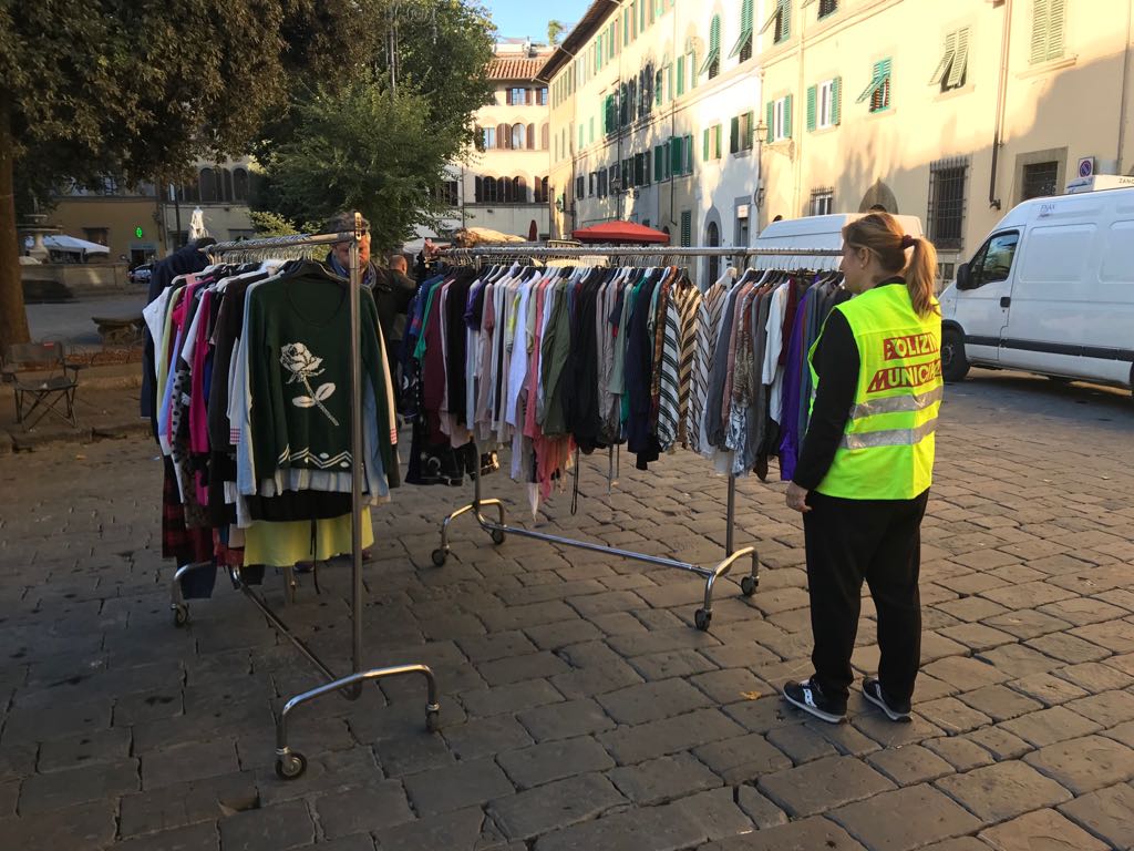 Vende al mercato senza autorizzazione, la Polizia Municipale gli sequestra tutta la merce 