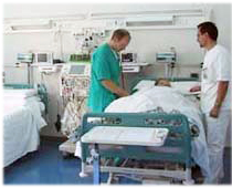 sanita-letto-ospedale-con-2-medici (FontefotoRegioneToscana)