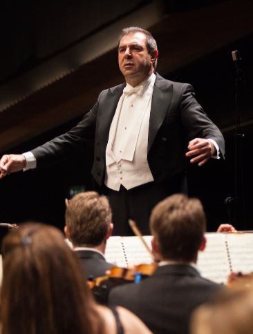 Il Maestro Daniele Gatti durante il concerto di venerdì 20 ottobre (fonte foto comunicato)