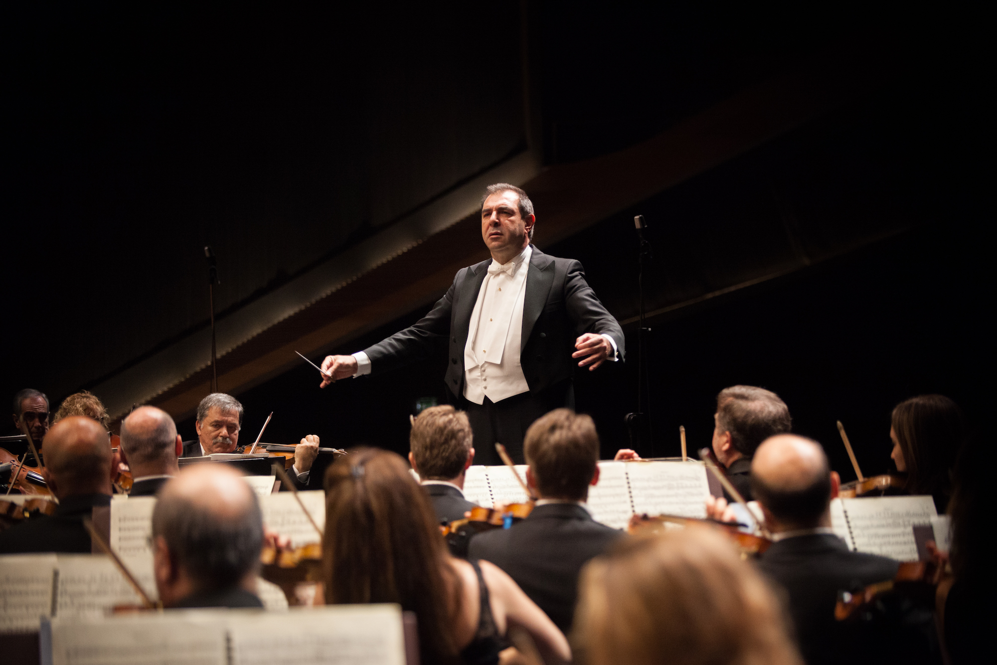 Il Maestro Daniele Gatti durante il concerto di venerdì 20 ottobre (fonte foto comunicato)