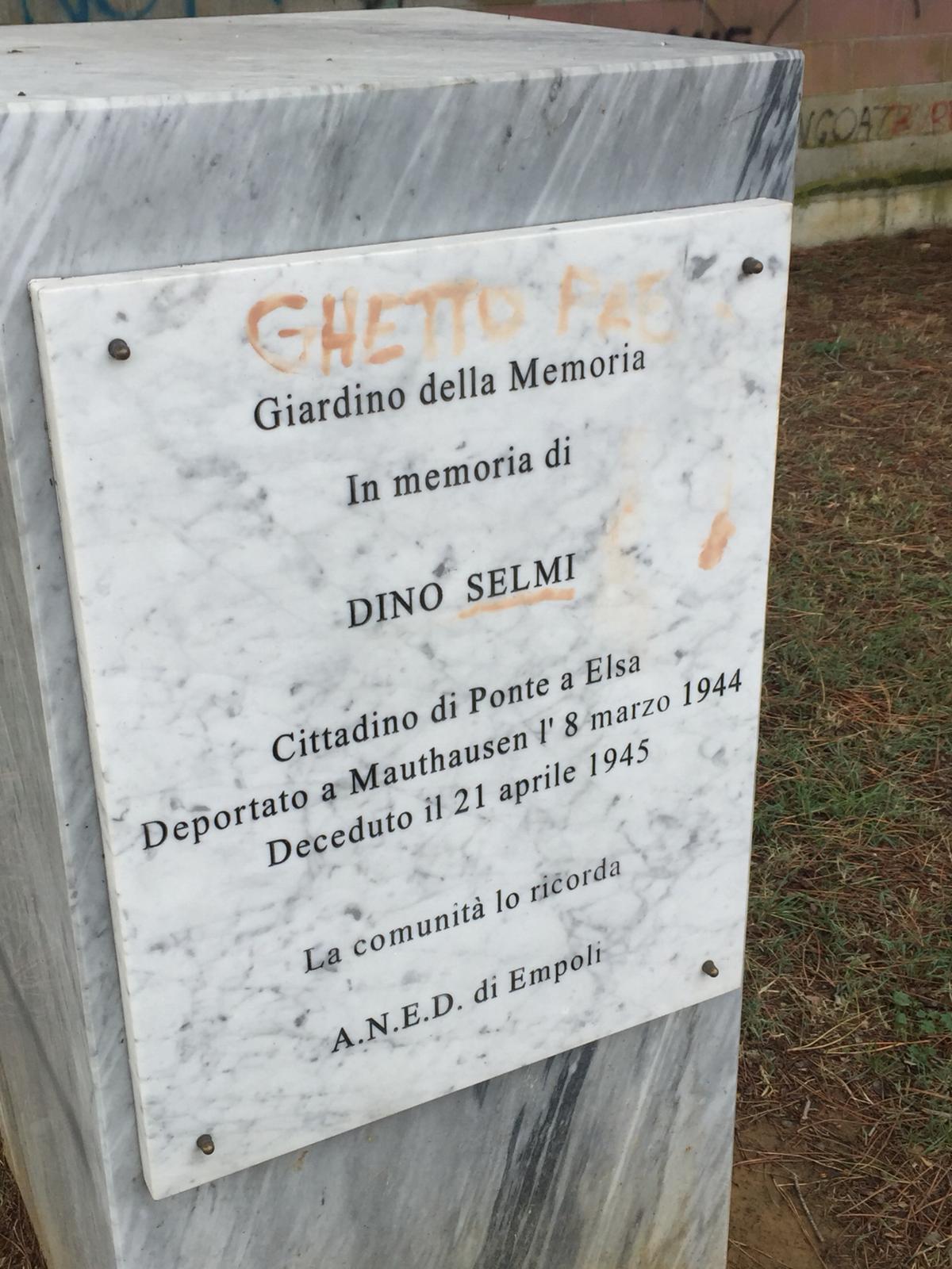 La targa alla memoria di Dino Selmi imbrattata da vandali
