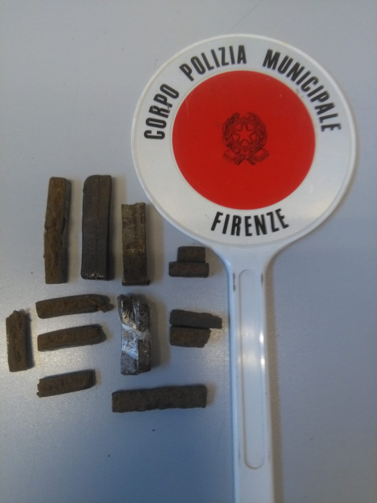 Piper ancora in azione nel Parco delle Cascine, scovati involucri di hashish 